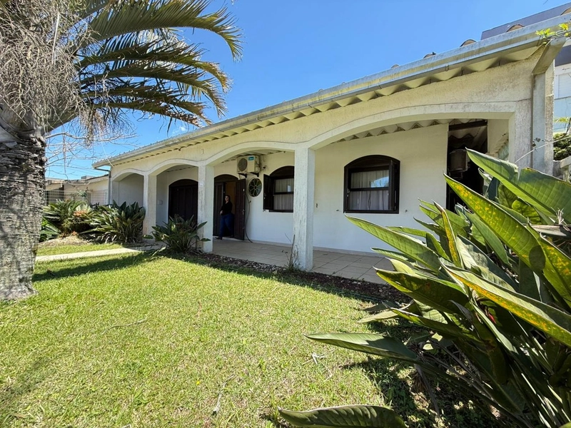 Casa á Venda com Ótima Localização, Frente Leste e Pátio Amplo!: 1ª foto da galeria de imagens do imóvel