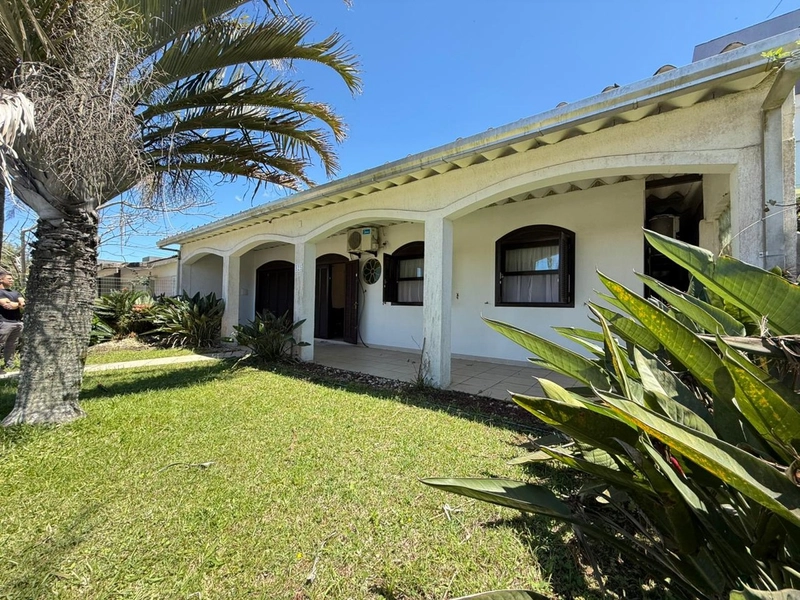 Casa á Venda com Ótima Localização, Frente Leste e Pátio Amplo!: 2ª foto da galeria de imagens do imóvel