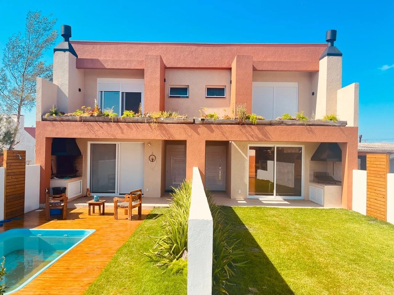 Sobrado à venda com piscina e acabamento de alto padrão: 1ª foto da galeria de imagens do imóvel