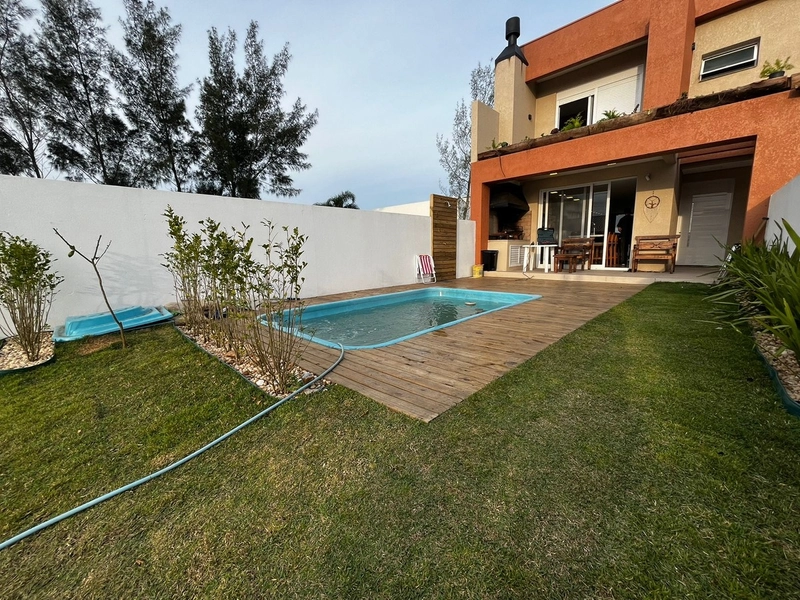 Sobrado à venda com piscina e acabamento de alto padrão: 3ª foto da galeria de imagens do imóvel