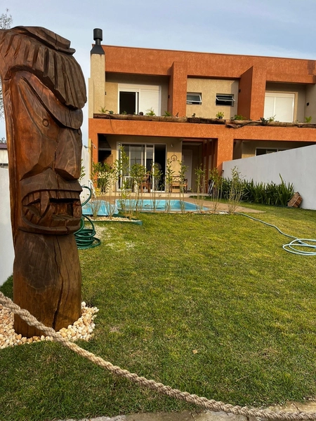 Sobrado à venda com piscina e acabamento de alto padrão: 2ª foto da galeria de imagens do imóvel