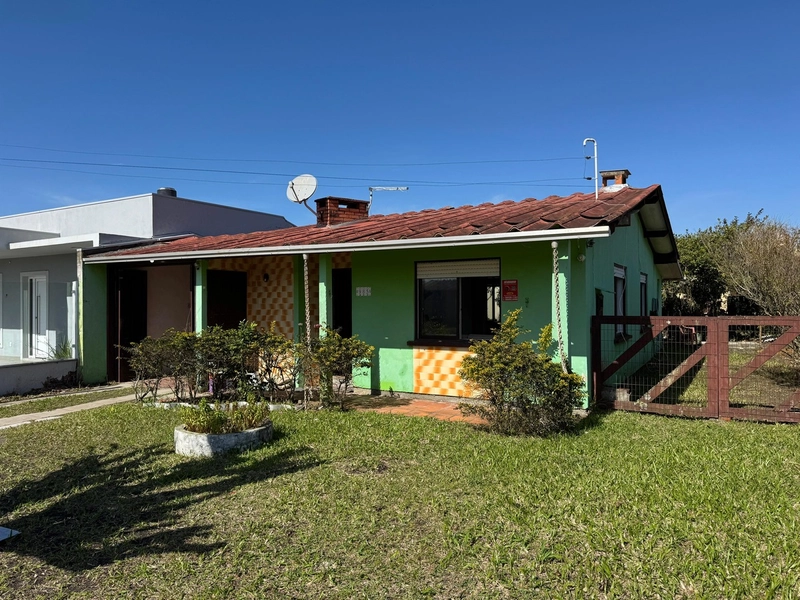 Casa com Suíte, Lareira e Amplo Espaço Verde para Lazer e Conforto!