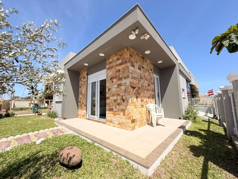 Casa Geminada com Suíte, Churrasqueira e Garagem Fechada!