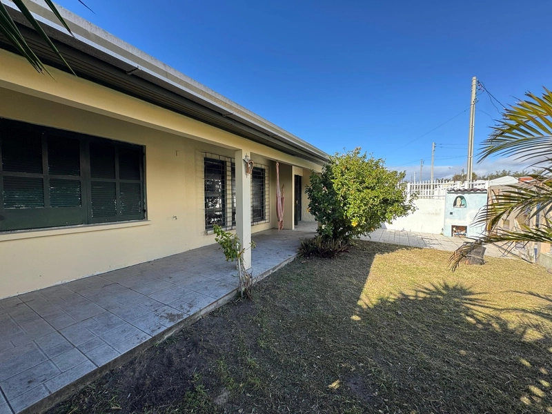 Casa com 2 Suítes, Localizada a Apenas 3 Quadras do Mar!