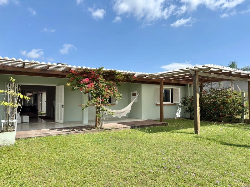 Casa Aconchegante á Venda, Ótima Localização e Pátio Amplo!