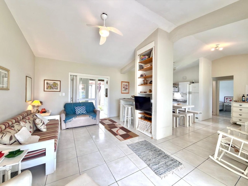 Casa Aconchegante á Venda, Ótima Localização e Pátio Amplo!: 6ª foto da galeria de imagens do imóvel