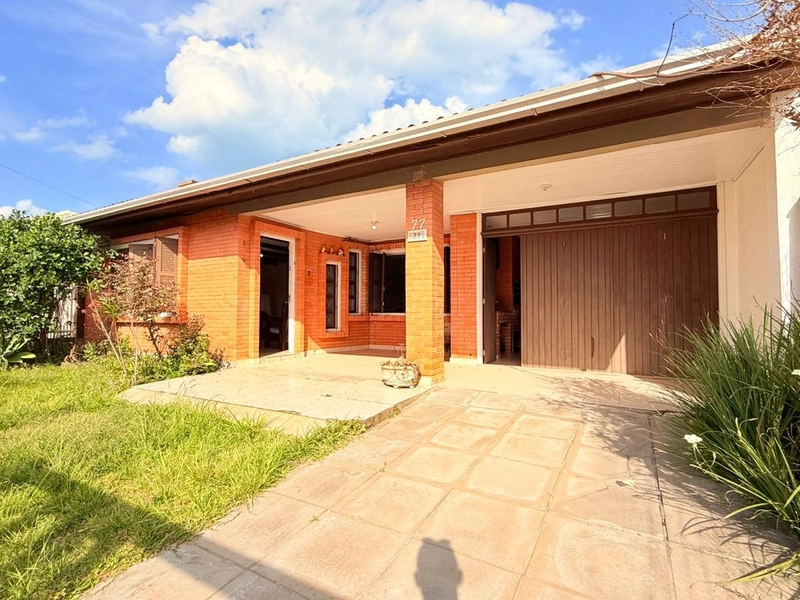 Charmosa Casa a Venda, 3 Quartos, Pátio Amplo e Ótima Localização!: 1ª foto da galeria de imagens do imóvel