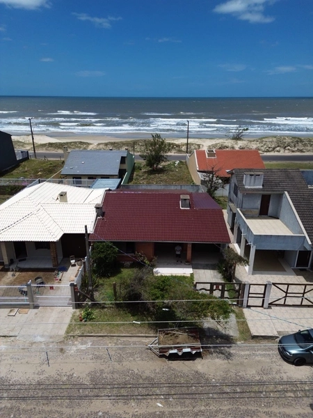 Charmosa Casa a Venda, 3 Quartos, Pátio Amplo e Ótima Localização!