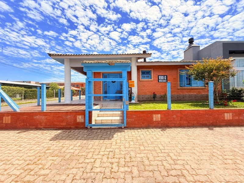 Linda Casa de Esquina, com uma Ótima Localização!