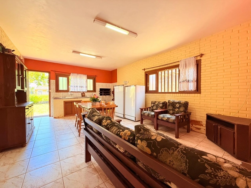 Casa Semi-mobiliada, bem distribuída e com amplo pátio frente e fundos: 7ª foto da galeria de imagens do imóvel