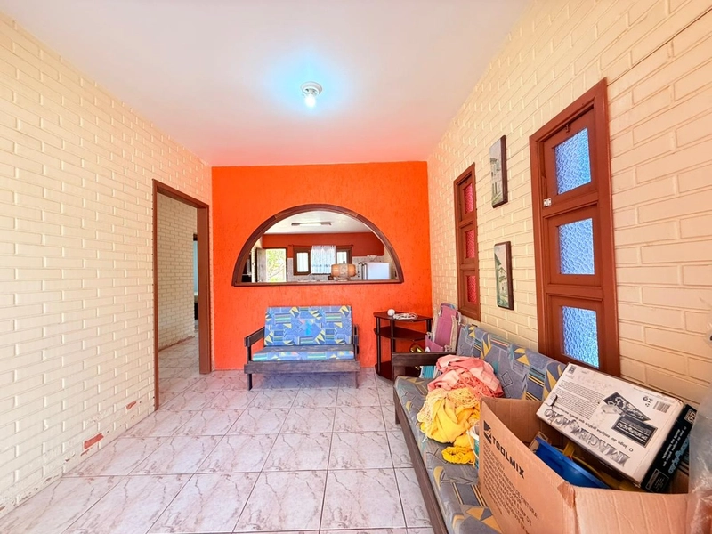 Casa Semi-mobiliada, bem distribuída e com amplo pátio frente e fundos: 6ª foto da galeria de imagens do imóvel