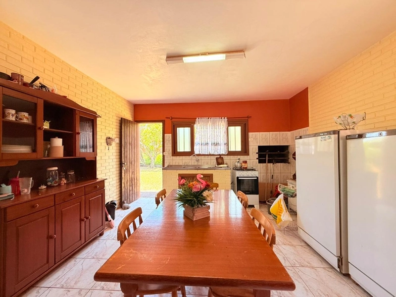 Casa Semi-mobiliada, bem distribuída e com amplo pátio frente e fundos: 8ª foto da galeria de imagens do imóvel