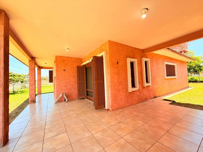 Casa Semi-mobiliada, bem distribuída e com amplo pátio frente e fundos: 2ª foto da galeria de imagens do imóvel