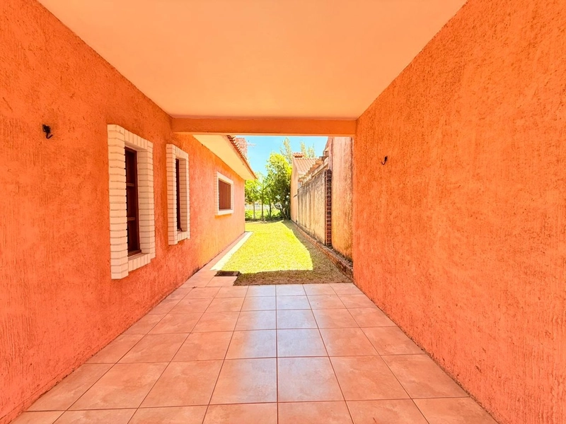 Casa Semi-mobiliada, bem distribuída e com amplo pátio frente e fundos: 9ª foto da galeria de imagens do imóvel