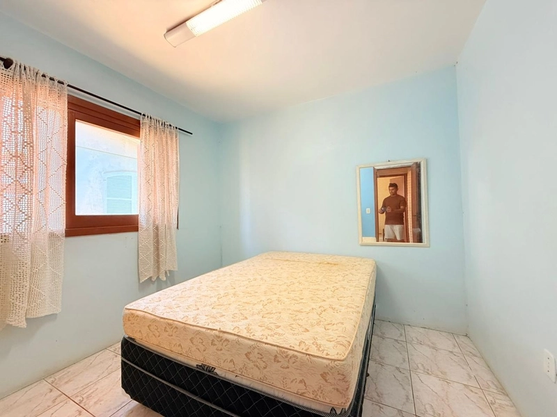 Casa Semi-mobiliada, bem distribuída e com amplo pátio frente e fundos: 10ª foto da galeria de imagens do imóvel