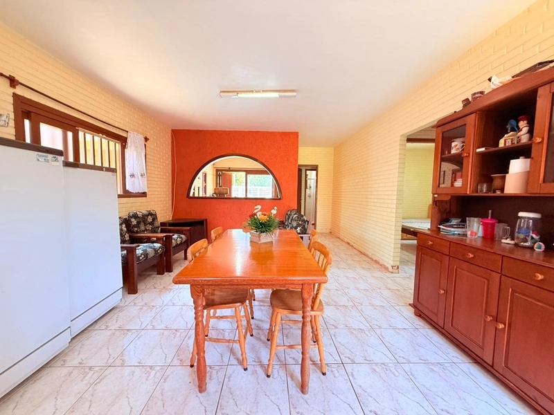 Casa Semi-mobiliada, bem distribuída e com amplo pátio frente e fundos: 4ª foto da galeria de imagens do imóvel