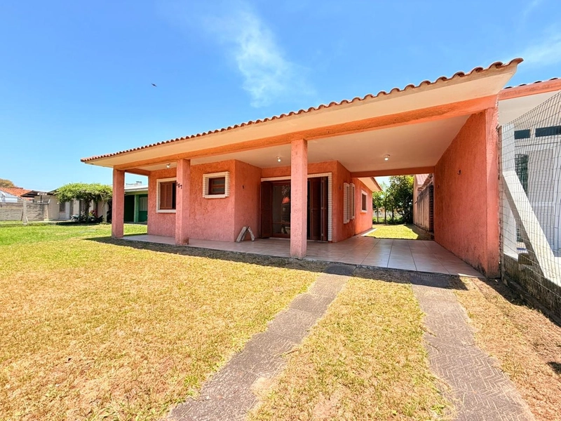 Casa Semi-mobiliada, bem distribuída e com amplo pátio frente e fundos: 1ª foto da galeria de imagens do imóvel