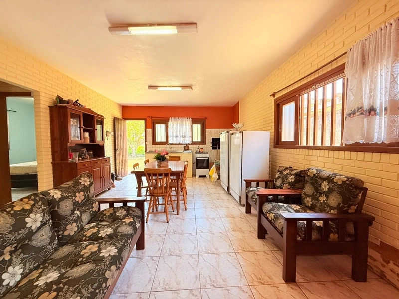 Casa Semi-mobiliada, bem distribuída e com amplo pátio frente e fundos: 5ª foto da galeria de imagens do imóvel
