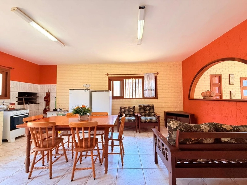 Casa Semi-mobiliada, bem distribuída e com amplo pátio frente e fundos: 3ª foto da galeria de imagens do imóvel