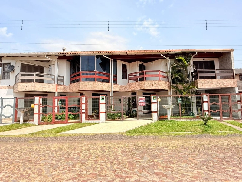 Sobrado aconchegante e muito bem localizado em Atlântida Sul!: 1ª foto da galeria de imagens do imóvel