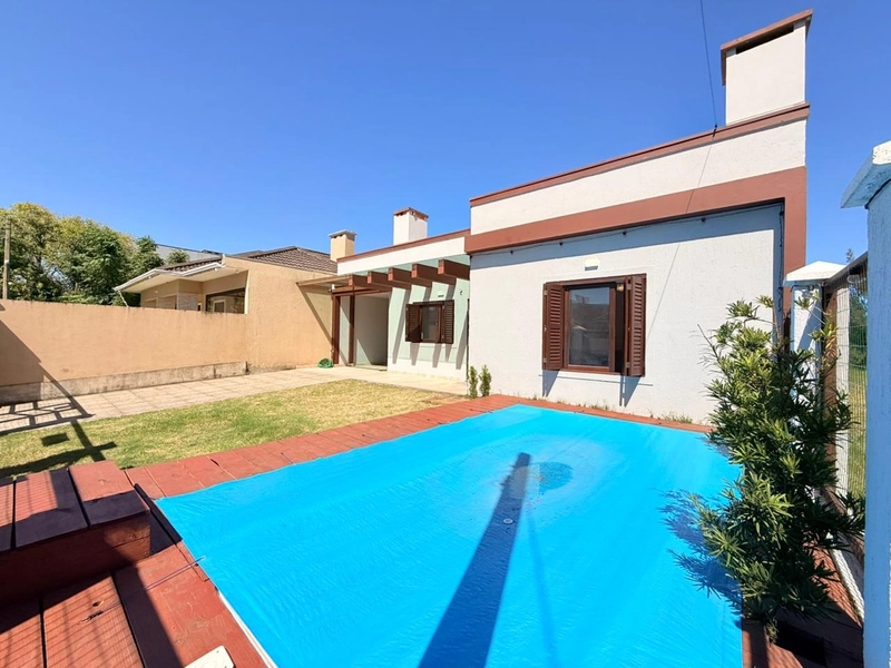 Linda Casa com Piscina, com 3 dormitórios em ótima localização!: 2ª foto da galeria de imagens do imóvel