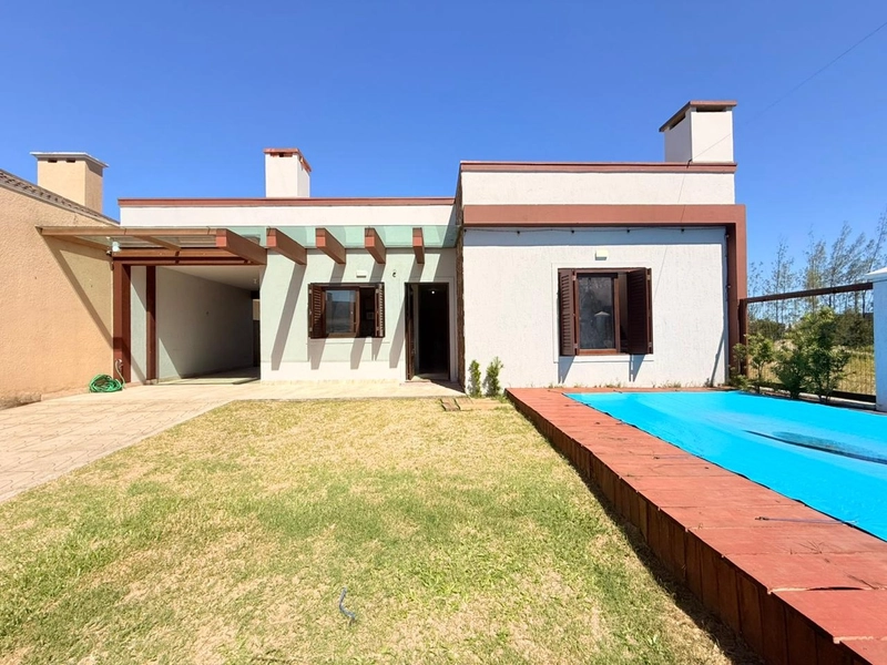 Linda Casa com Piscina, com 3 dormitórios em ótima localização!