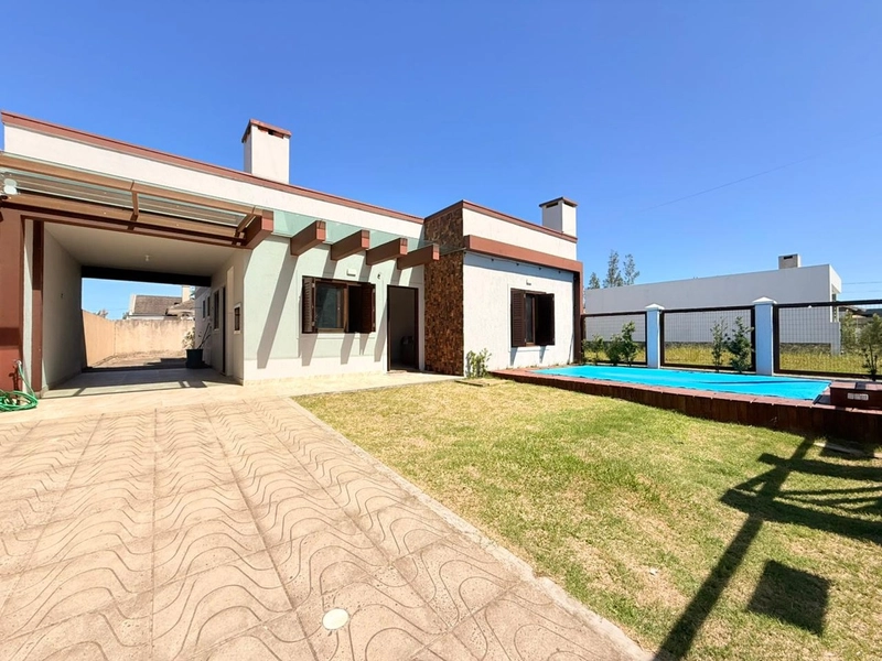 Linda Casa com Piscina, com 3 dormitórios em ótima localização!: 3ª foto da galeria de imagens do imóvel