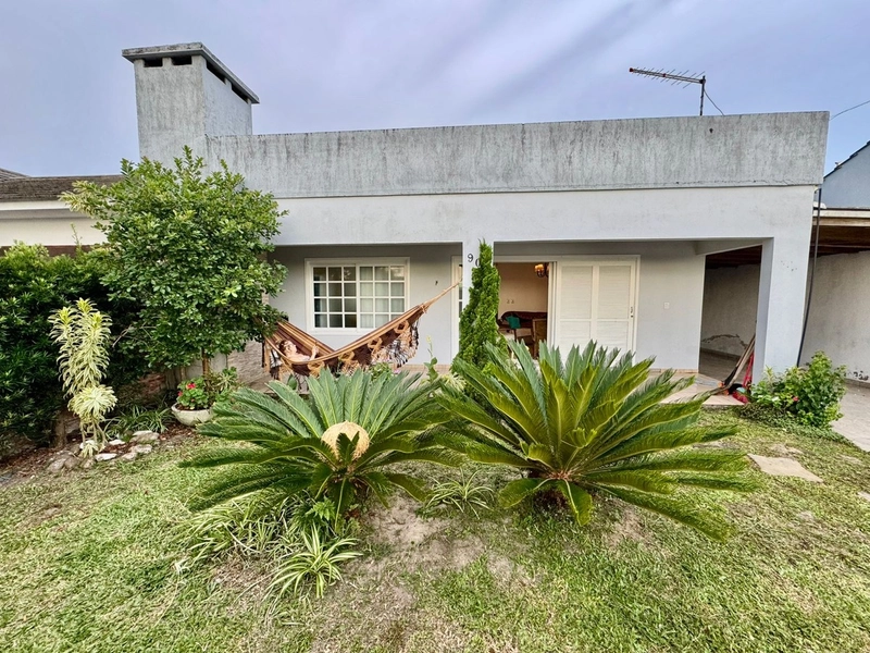 Linda Casa com 2 Dormitórios, Pátio Amplo e Ótima Localização!: 3ª foto da galeria de imagens do imóvel