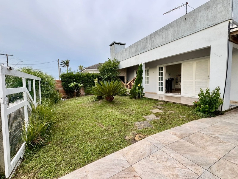 Linda Casa com 2 Dormitórios, Pátio Amplo e Ótima Localização!: 2ª foto da galeria de imagens do imóvel