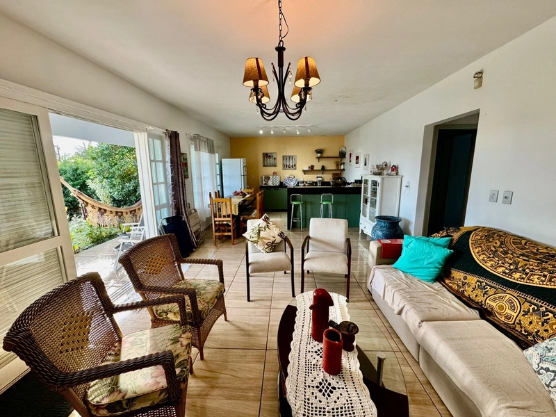 Linda Casa com 2 Dormitórios, Pátio Amplo e Ótima Localização!: 9ª foto da galeria de imagens do imóvel