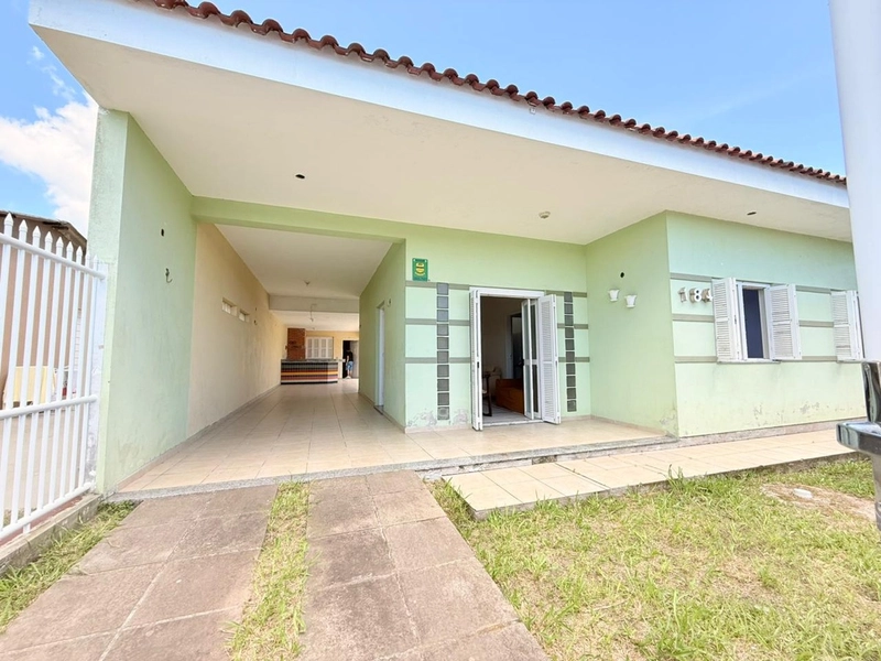 Casa Charmosa e Espaçosa a Venda, com 3 Dormitórios e 2 Banheiros!