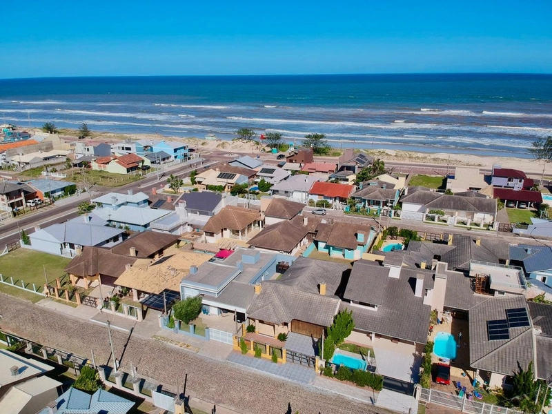 Casa com Piscina, Salão de Festas, Lareira e Acabamentos em Itaúba: 7ª foto da galeria de imagens do imóvel