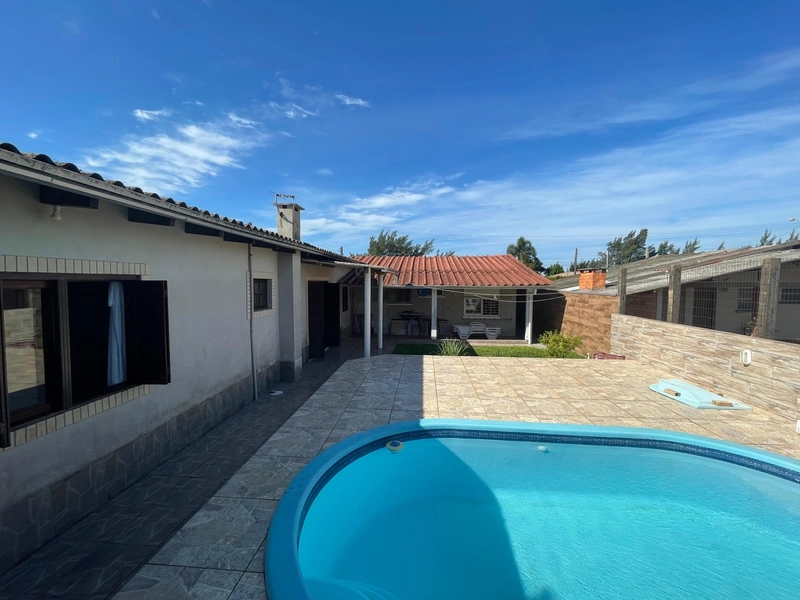 Linda Casa com Piscina, Churrasqueira e 3 Dormitórios!: 2ª foto da galeria de imagens do imóvel