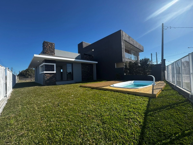 Casa com Piscina em Lote de Esquina – 2 Dormitórios e Suíte: 2ª foto da galeria de imagens do imóvel