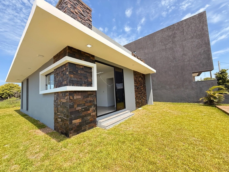 Casa com Piscina em Lote de Esquina – 2 Dormitórios e Suíte: 2ª foto da galeria de imagens do imóvel