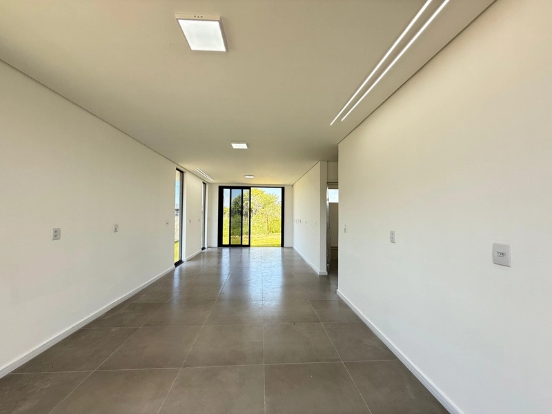 Casa com Piscina em Lote de Esquina – 2 Dormitórios e Suíte: 6ª foto da galeria de imagens do imóvel