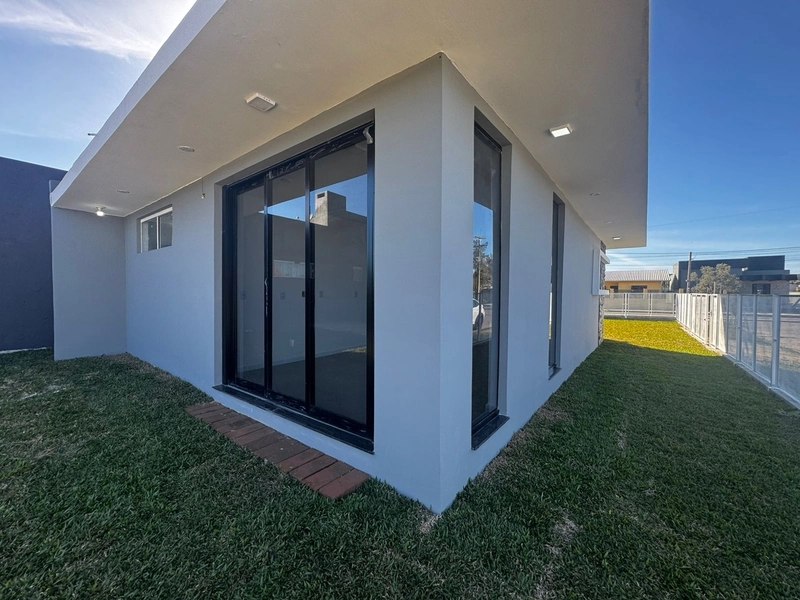 Casa com Piscina em Lote de Esquina – 2 Dormitórios e Suíte: 6ª foto da galeria de imagens do imóvel