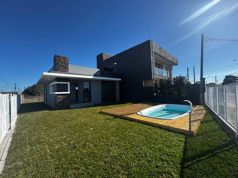 Casa com Piscina em Lote de Esquina – 2 Dormitórios e Suíte: 1ª foto da galeria de imagens do imóvel