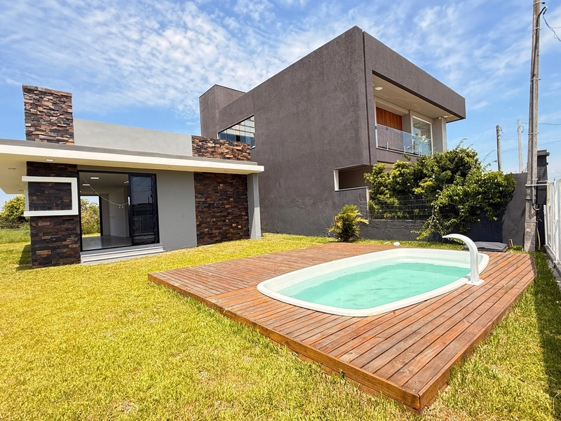 Casa com Piscina em Lote de Esquina – 2 Dormitórios e Suíte: 1ª foto da galeria de imagens do imóvel