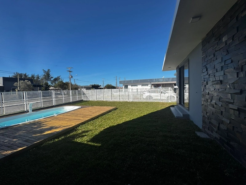 Casa com Piscina em Lote de Esquina – 2 Dormitórios e Suíte: 3ª foto da galeria de imagens do imóvel