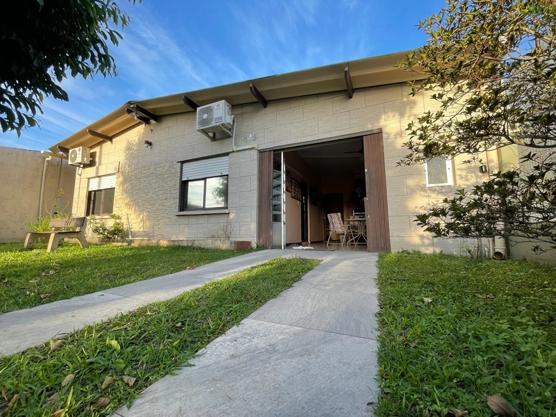 Casa com 3 Dormitórios, Suíte e Pátio Frente e Fundos: 1ª foto da galeria de imagens do imóvel