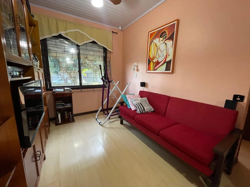 Casa com 3 Dormitórios, Suíte e Pátio Frente e Fundos: 3ª foto da galeria de imagens do imóvel