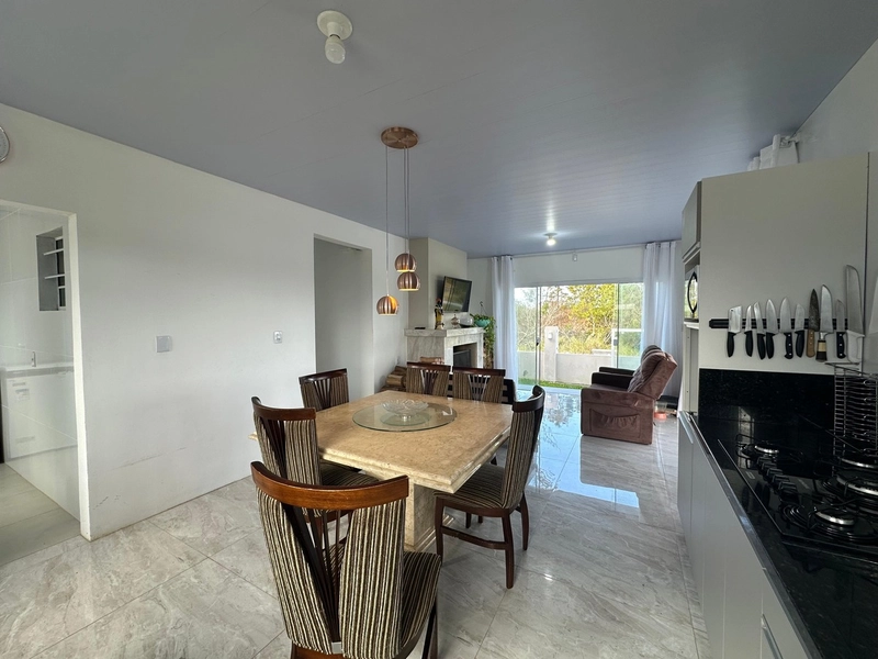 Casa Charmosa com Piscina, Lareira e Suíte: 4ª foto da galeria de imagens do imóvel