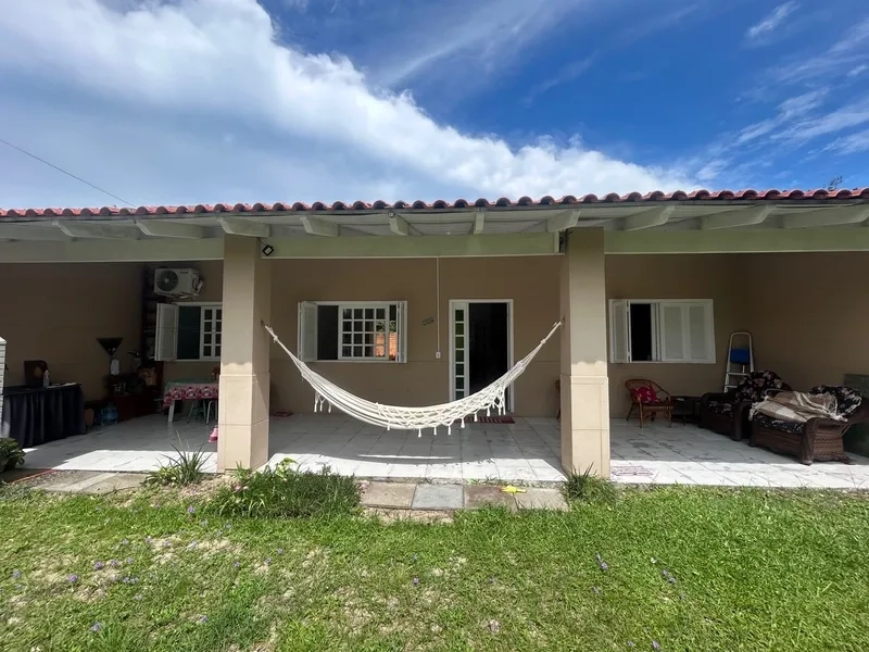 Casa com Pátio Amplo, Churrasqueira e Ar-Condicionado: 2ª foto da galeria de imagens do imóvel