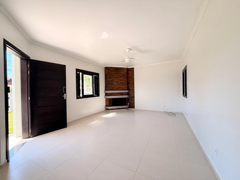 Casa Moderna com Lareira, Churrasqueira e Amplo Pátio: 8ª foto da galeria de imagens do imóvel