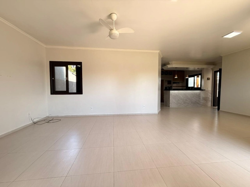 Casa Moderna com Lareira, Churrasqueira e Amplo Pátio: 10ª foto da galeria de imagens do imóvel