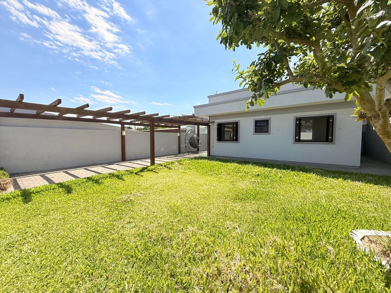 Casa Moderna com Lareira, Churrasqueira e Amplo Pátio: 21ª foto da galeria de imagens do imóvel