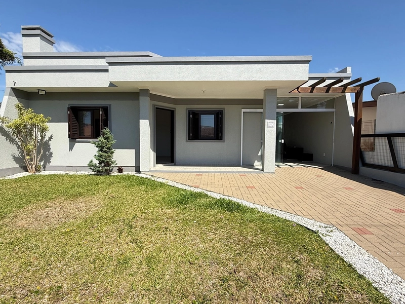 Casa Moderna com Lareira, Churrasqueira e Amplo Pátio: 2ª foto da galeria de imagens do imóvel