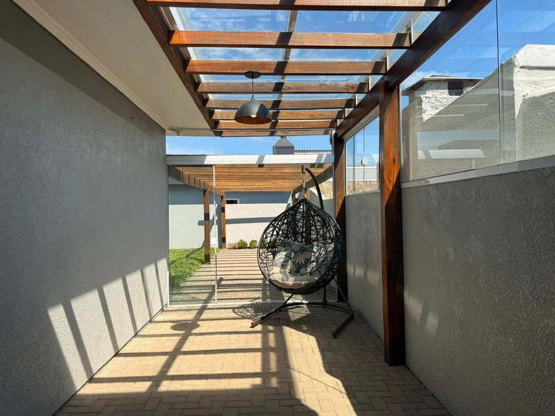 Casa Moderna com Lareira, Churrasqueira e Amplo Pátio: 15ª foto da galeria de imagens do imóvel