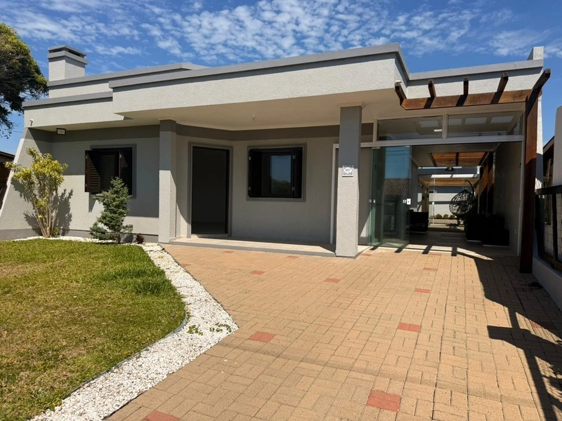 Casa Moderna com Lareira, Churrasqueira e Amplo Pátio: 1ª foto da galeria de imagens do imóvel